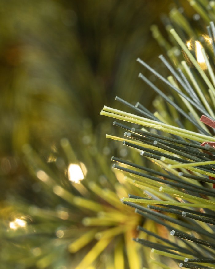 The Pre-lit Matterhorn Pine - Warm White (5ft to 8ft) - Image 5